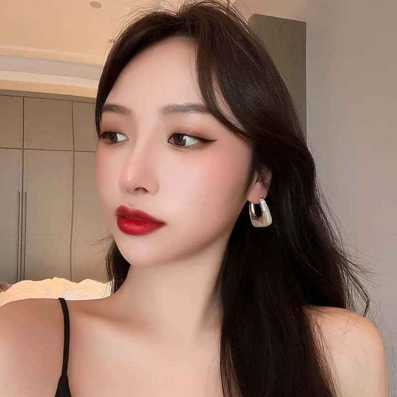 新しい絶妙な透明樹脂ジオメトリスクエアフープイヤリング女性の - Vintage Fashion Korea のレビューと価格