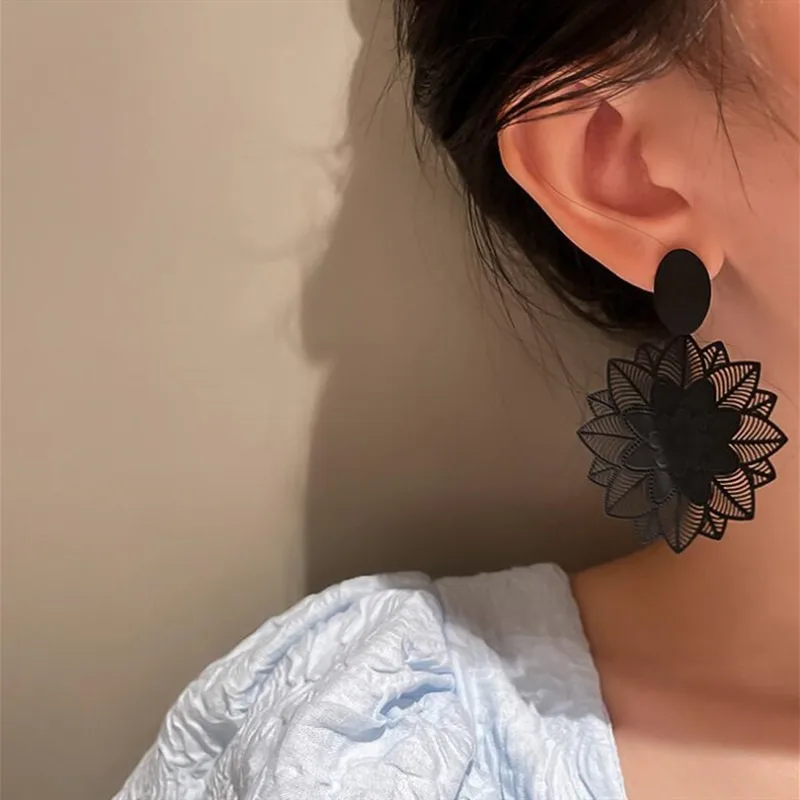 レトロファッション黒中空レースフラワードロップダングルイヤリ - Vintage Fashion Korea のレビューと価格