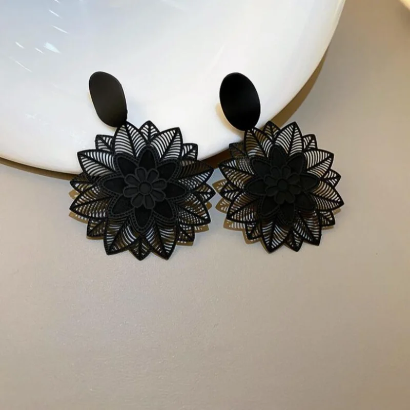レトロファッション黒中空レースフラワードロップダングルイヤリ - Vintage Fashion Korea のレビューと価格