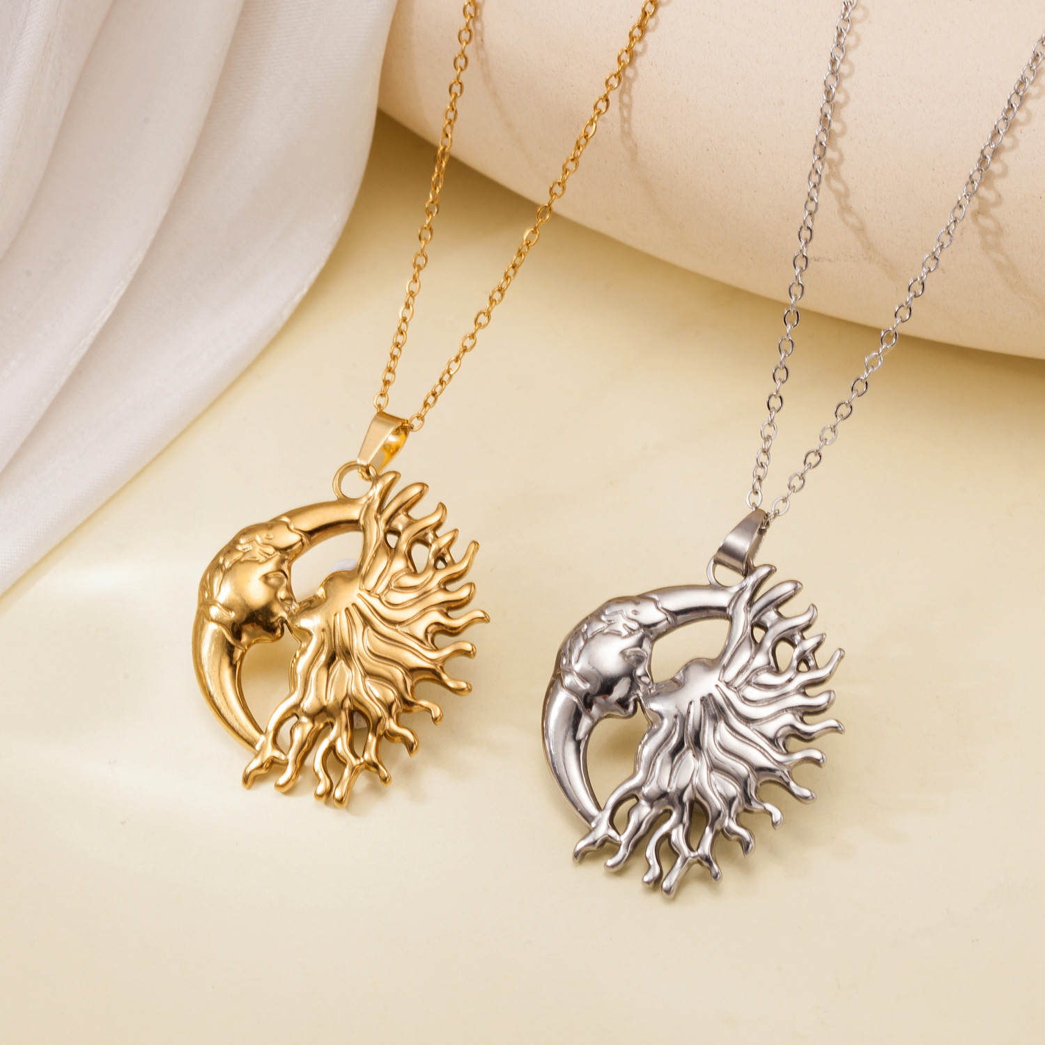 太陽と月のネックレス カップル用 ヴィンテージ 天体ミスティ - Vintage Fashion Look のレビューと価格